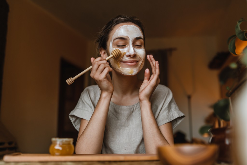 Miel pour le visage : bienfaits, recettes et précautions à connaître