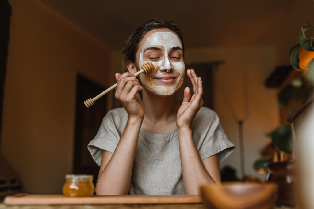Miel pour le visage : bienfaits, recettes et précautions à connaître